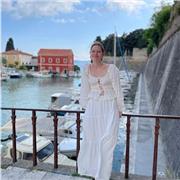 Ancienne élève de CPGE je me rends disponible pour aider les élèves en français mais aussi en histoire ou encore anglais